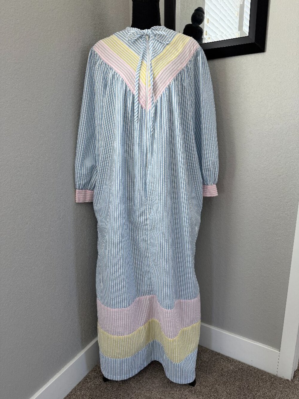 Vintage 70s SAYBURY Pastel Cotton Seersucker Long Sleeve Maxi House Dress Large - Picture 3 of 12
